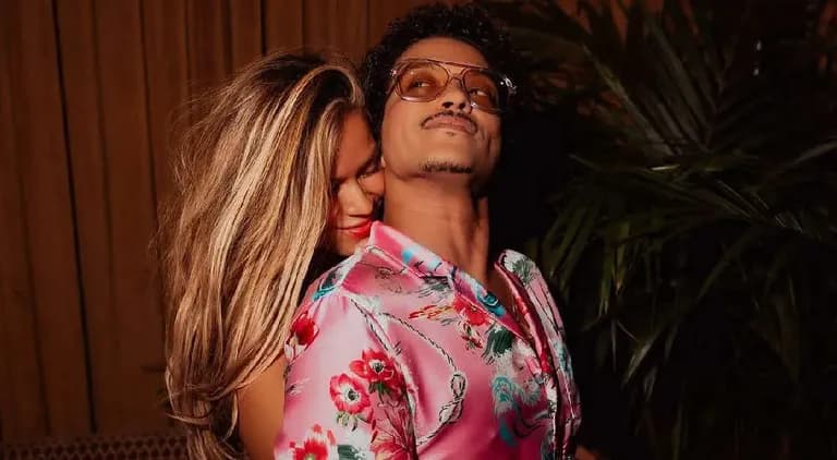 Karol G sorprendió con románticas fotos junto a Bruno Mars.